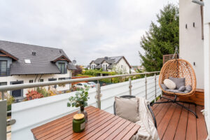 Balkon i prywatna przestrzeń wypoczynkowa na pierwszym piętrze
