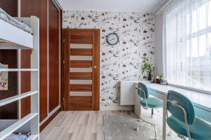 Pokój dla dzieci / gabinet z pojemną szafą pod wymiar
